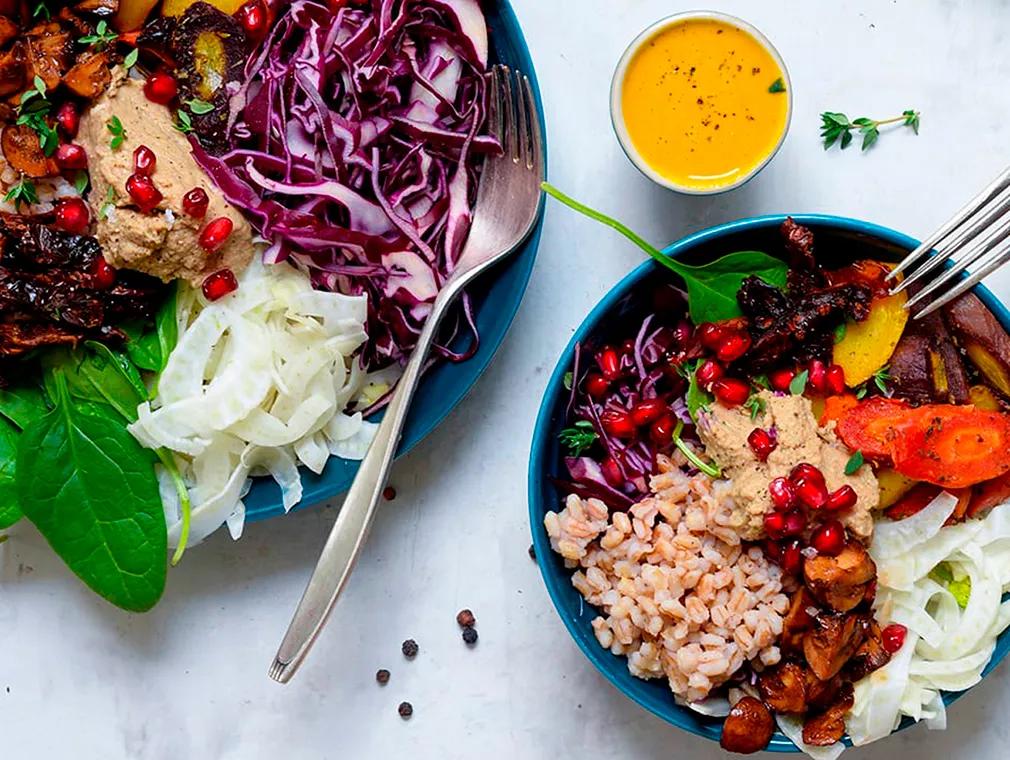 Buddha bowl med gurkemeie-/appelsindressing