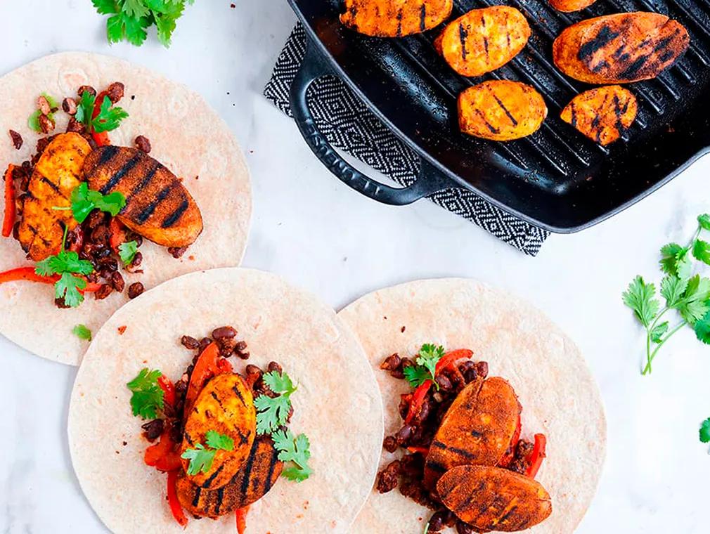 Wraps med krydrede kokebananer og svarte bønner