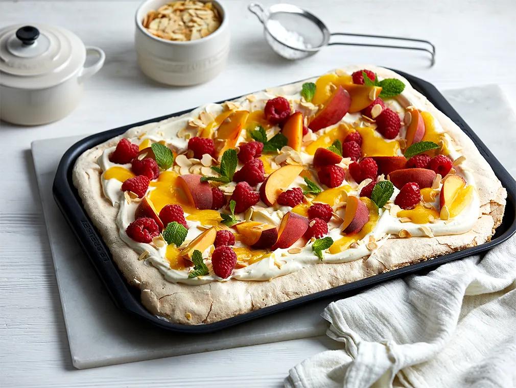 Mandelpavlova med ferskencoulis, mascarponekrem og frisk frukt
