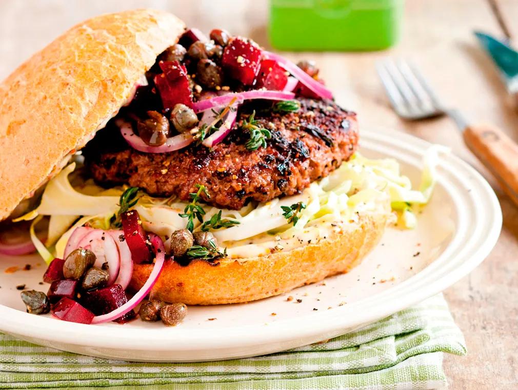 Nordisk burger med rødbetsalsa, rødløk og grov majones