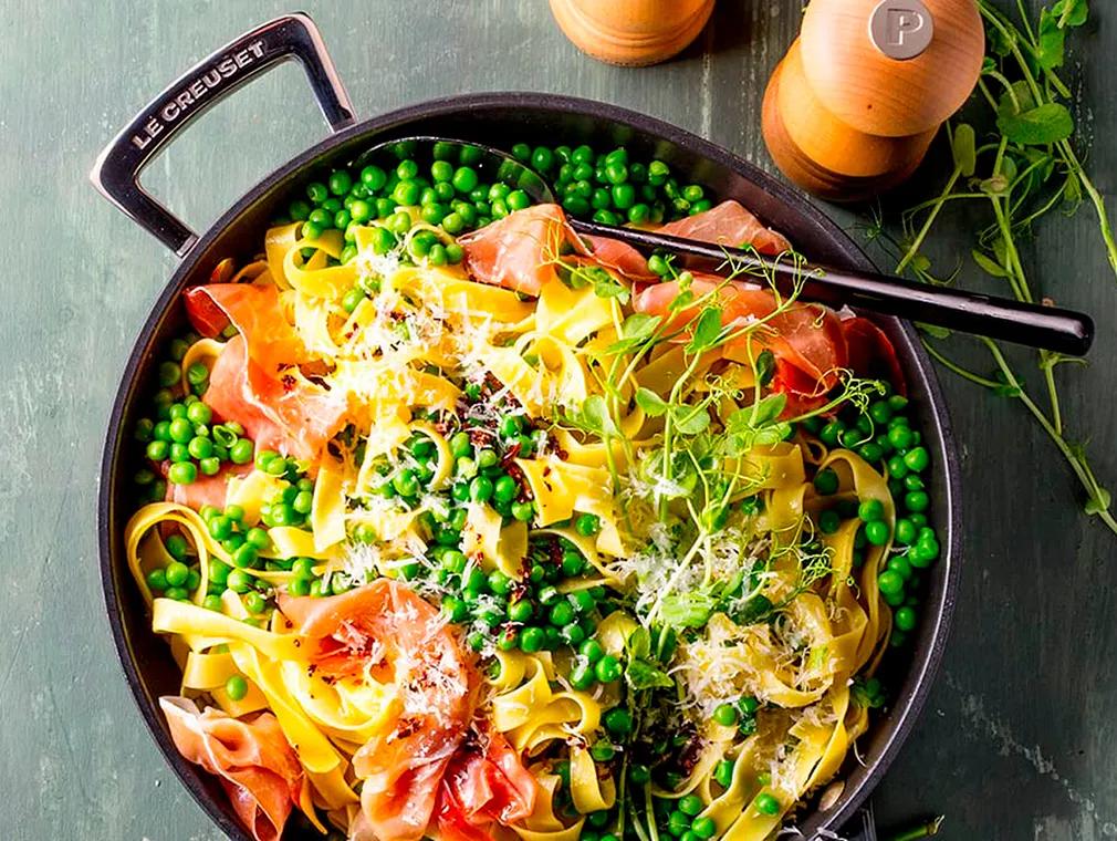 Fersk pastarett med erter, parmaskinke og parmesanost