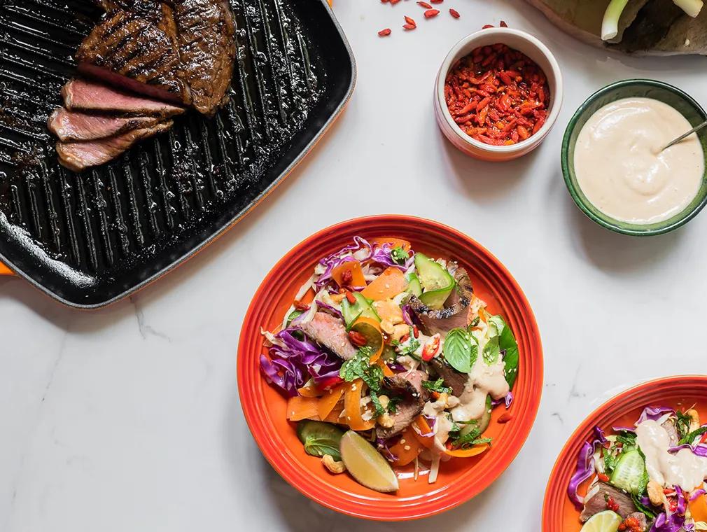 Thai biffsalat med marinerte gojibær og cashew-ingefær-dressing