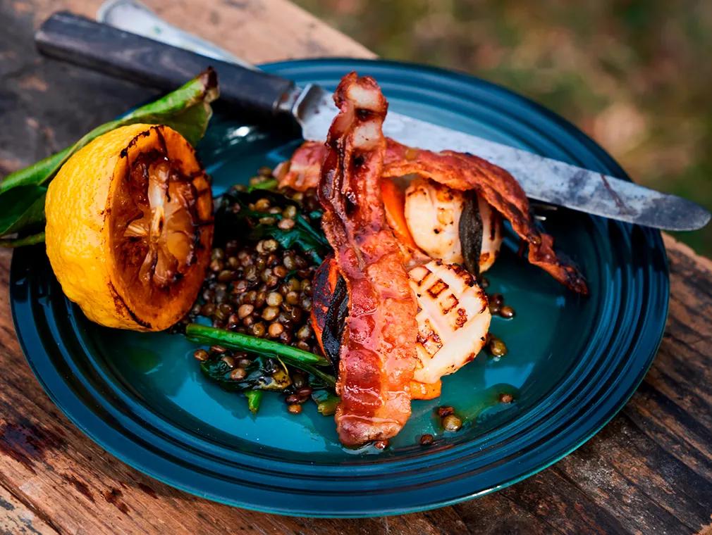 Stekte kamskjell med linsesalat og sprø pancetta
