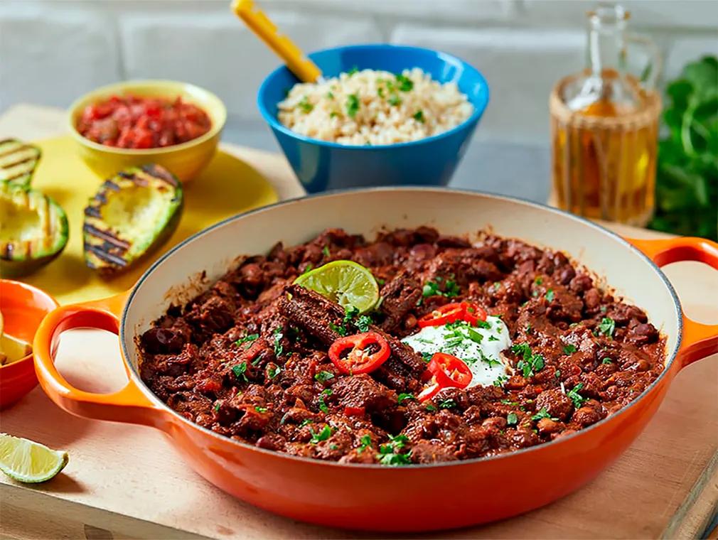 Luksus chili con carne med oksebog og grillet avokado