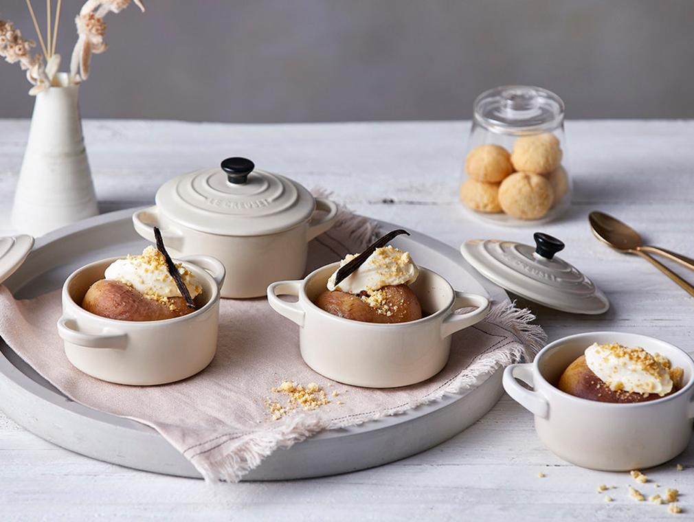 Posjerte ferskener med mandelkrem og Amaretti-kaker