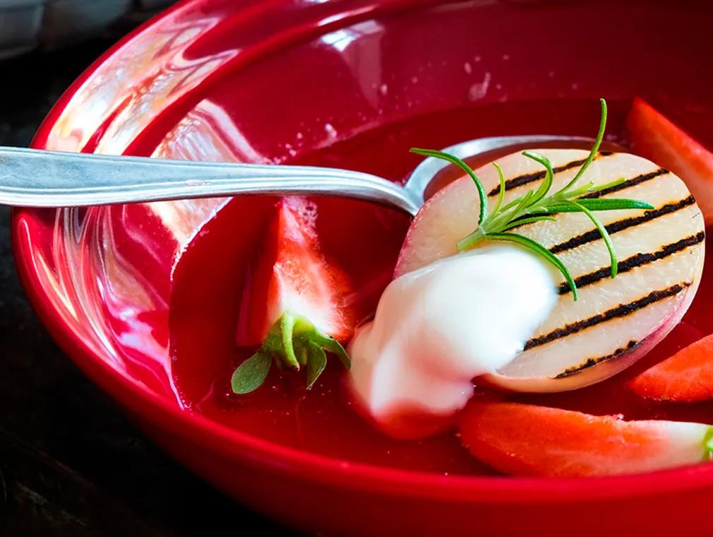 Rabarbrasuppe med grillet fersken, jordbær og yoghurt