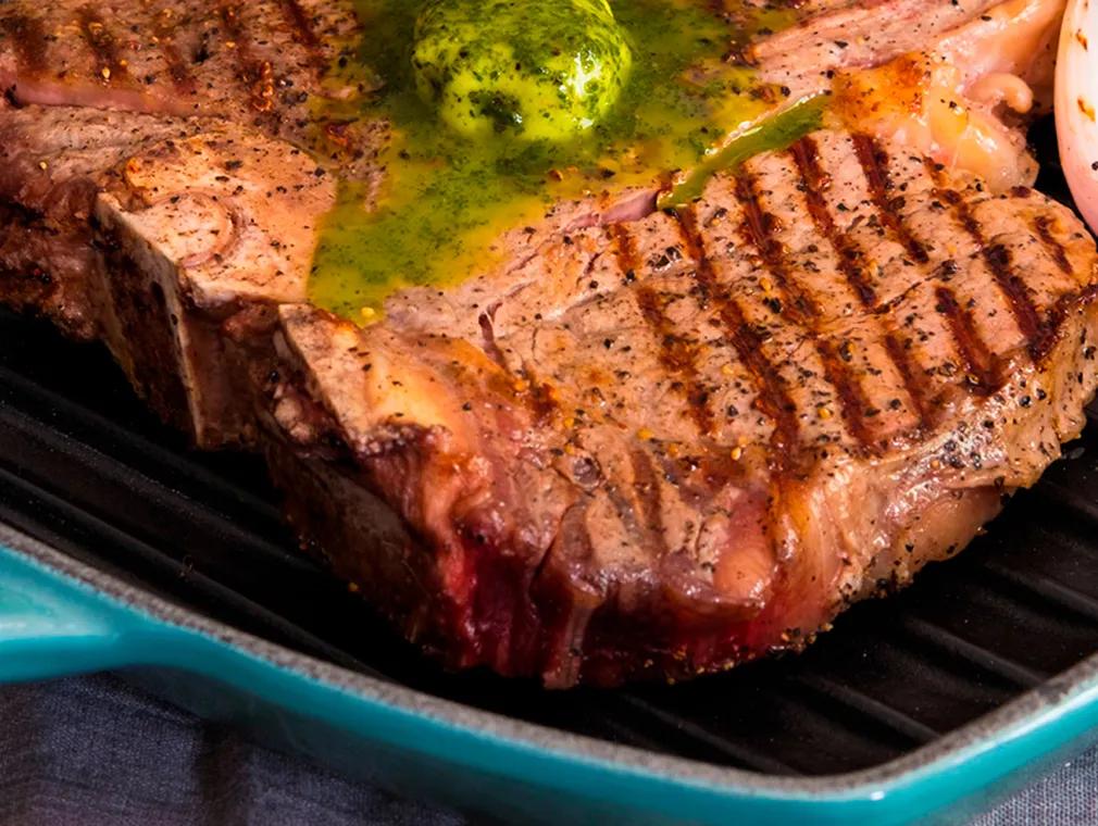 Grillet T-bone steak med ramsløksmør og grillet nykål