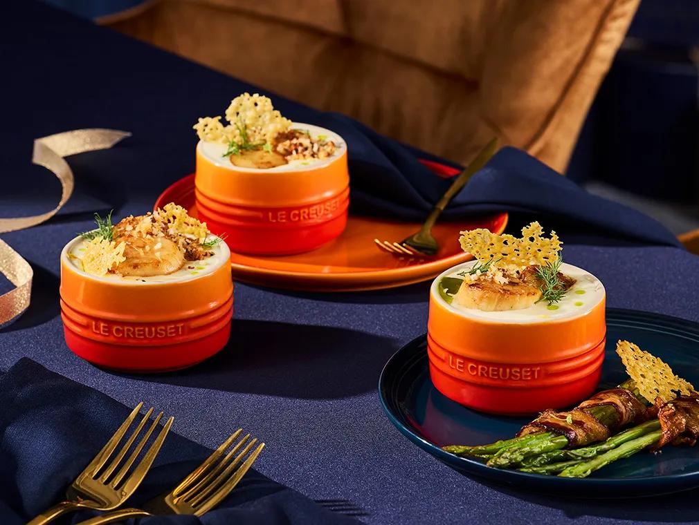 Panerte og grillede kamskjell i en kremet sitron-, parmesan- og urtesaus