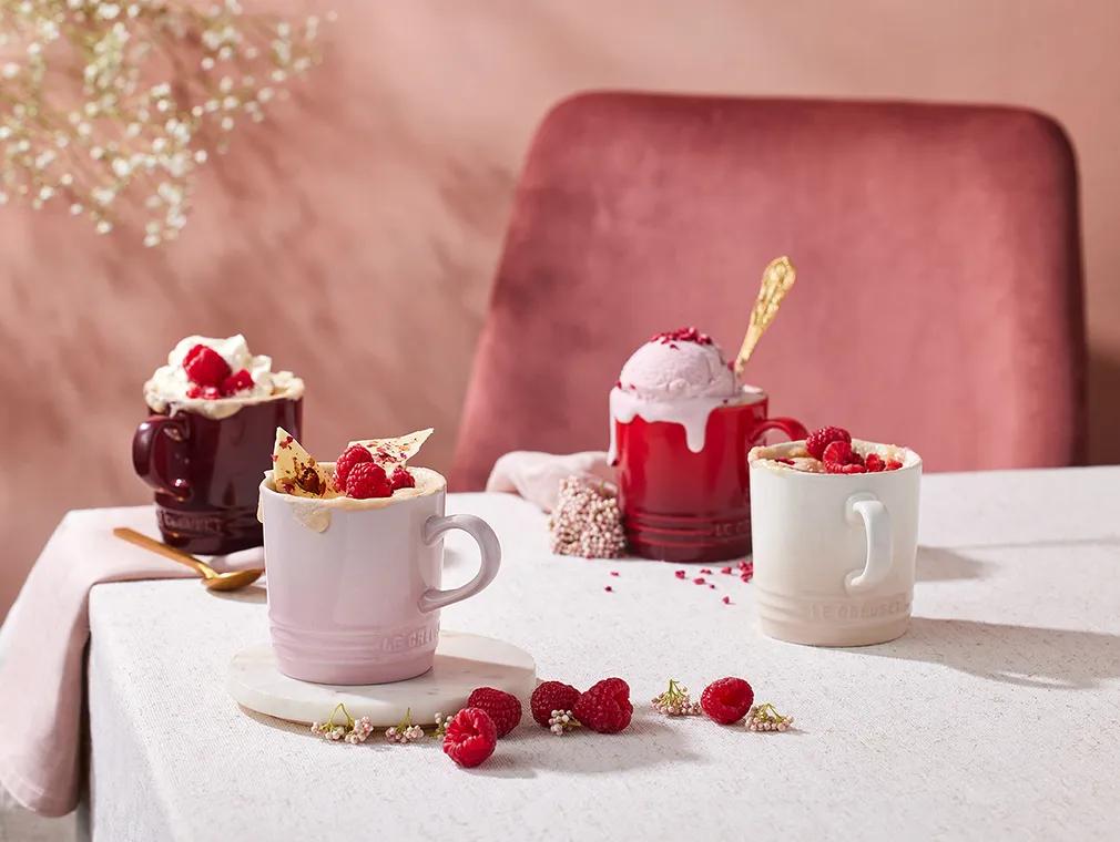 Mug cake med hvit sjokolade og bringebær i mikrobølgeovnen