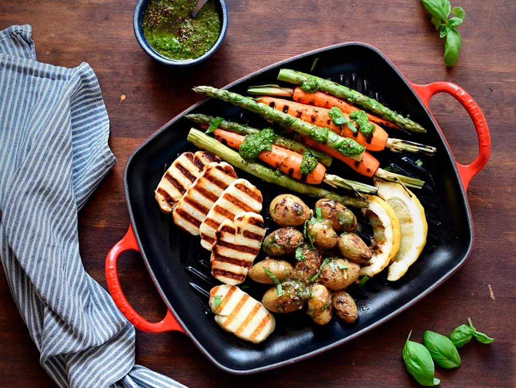 Grillet halloumi med hjemmelaget pesto, sennepspoteter og grønnsaker