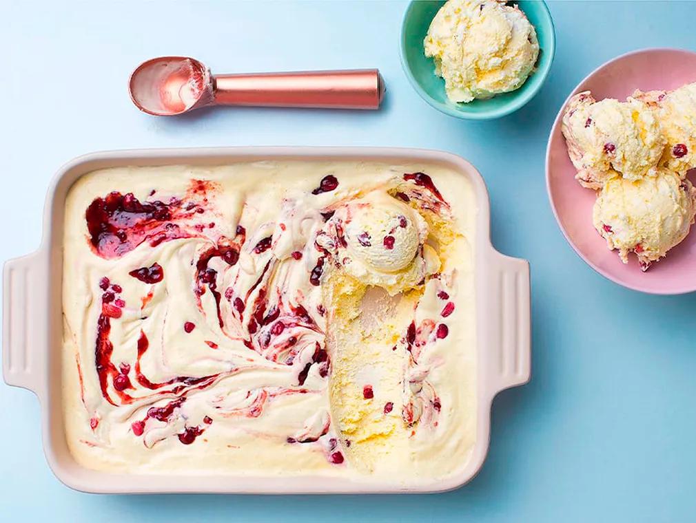 Isdessert «Semifreddo» med jordbær og granateple