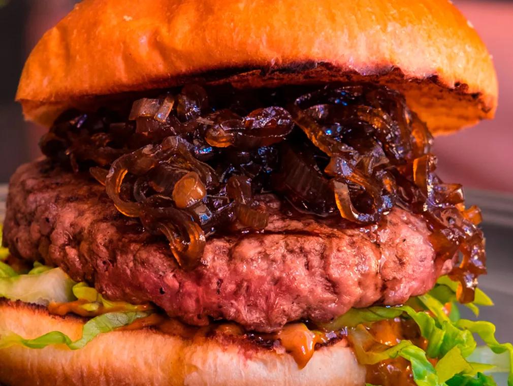 Grov burger med Whiskey-karamellisert løk og harissamajones