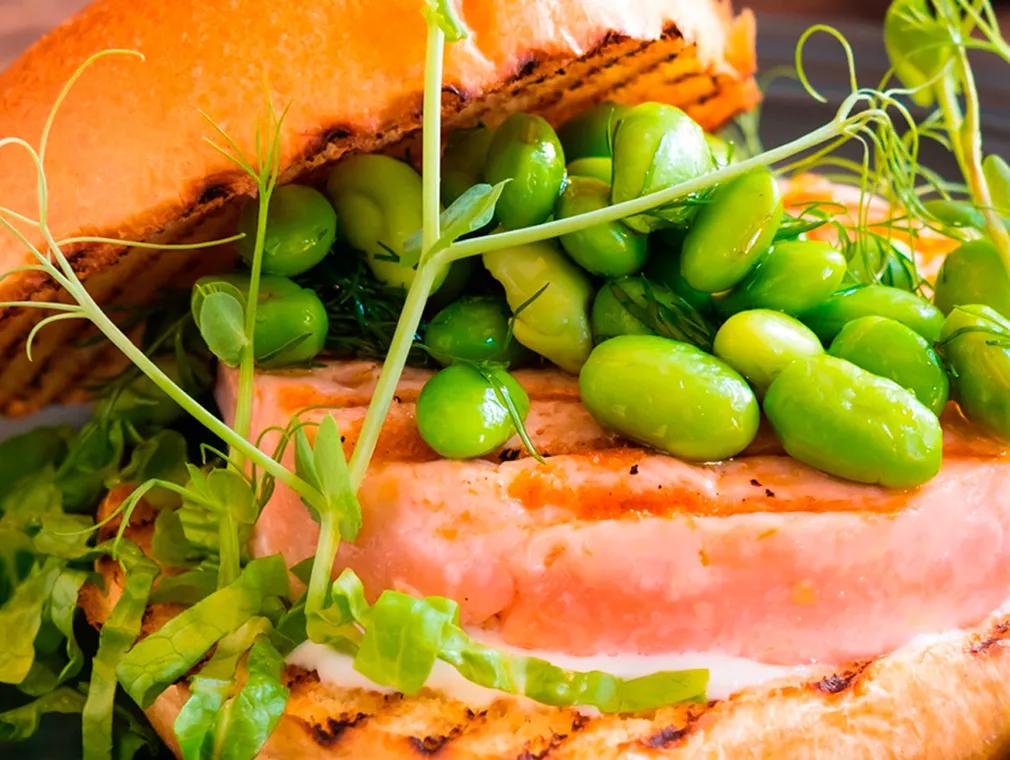 Rask lakseburger med yoghurt og edamamesalat