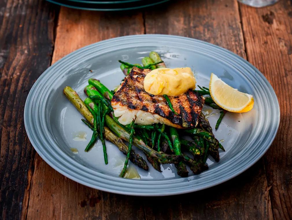 Grillet gjørs med asparges, salturt og safran-aioli