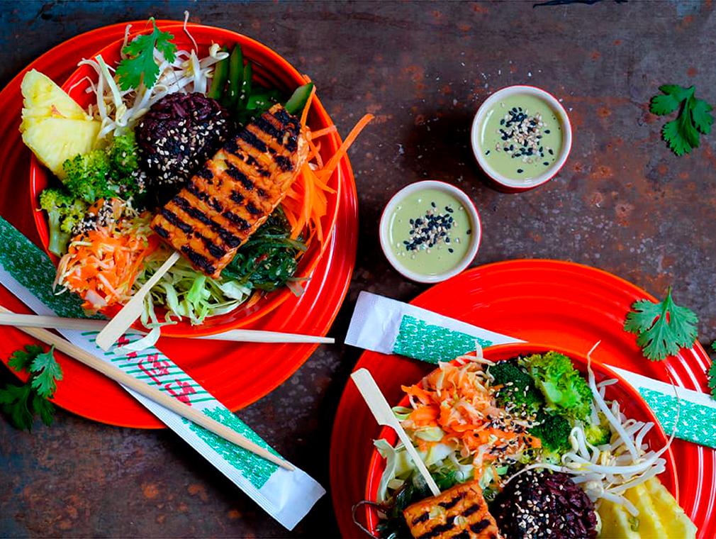 Vegansk poke bowl med wasabidressing og tempeh-spyd