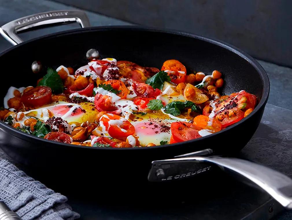 Kikerter, tomater og safranstekte egg