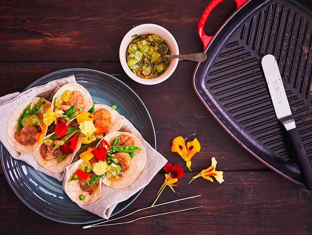Grillede kamskjell og erter i tacos