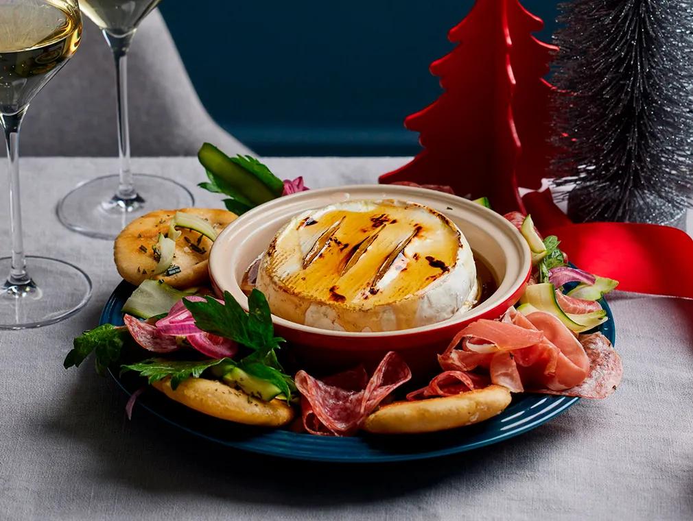 Antipasti krans med bakt camembert