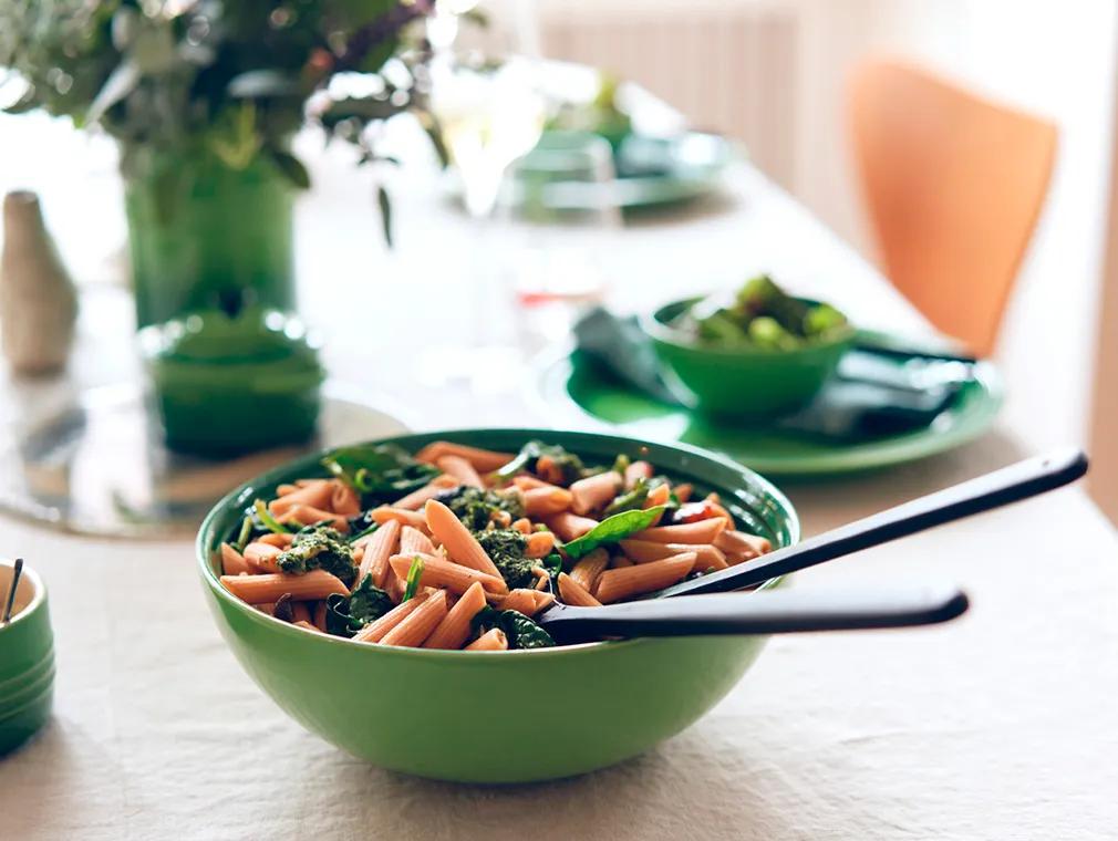 Pastasalat med pesto av gulrottopper