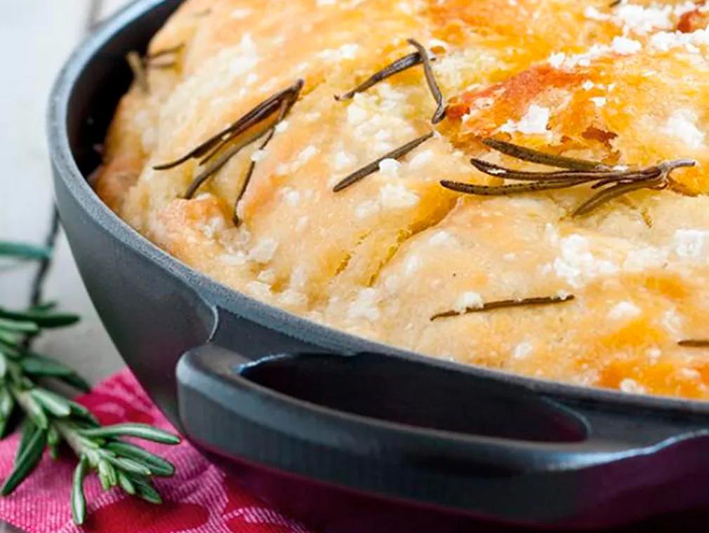Focaccia med rosmarin, oliven og havsalt