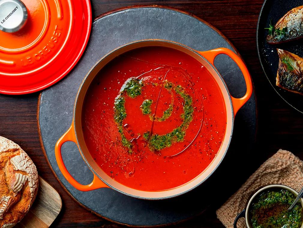 Kraftig tomatsuppe med stekt makrell og basilikumpesto
