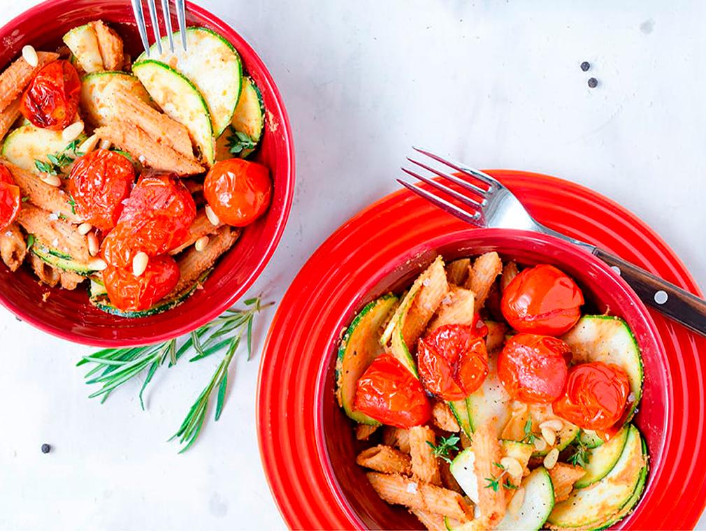 Pasta med hummus og ovnsbakte tomater