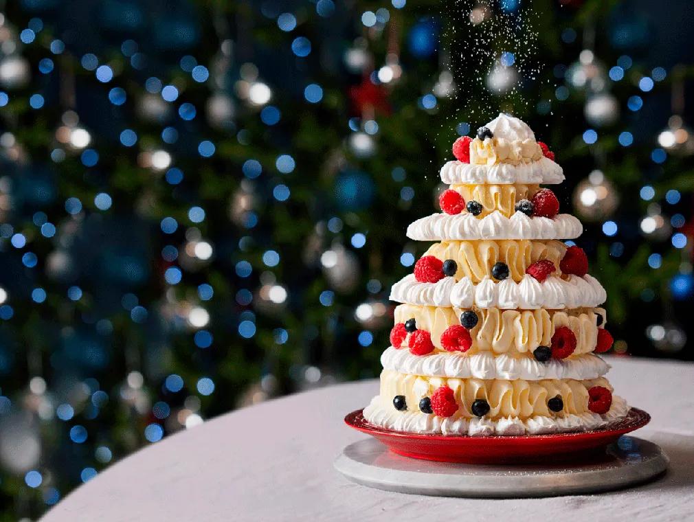 Eton Mess-inspirert juletre-pavlova