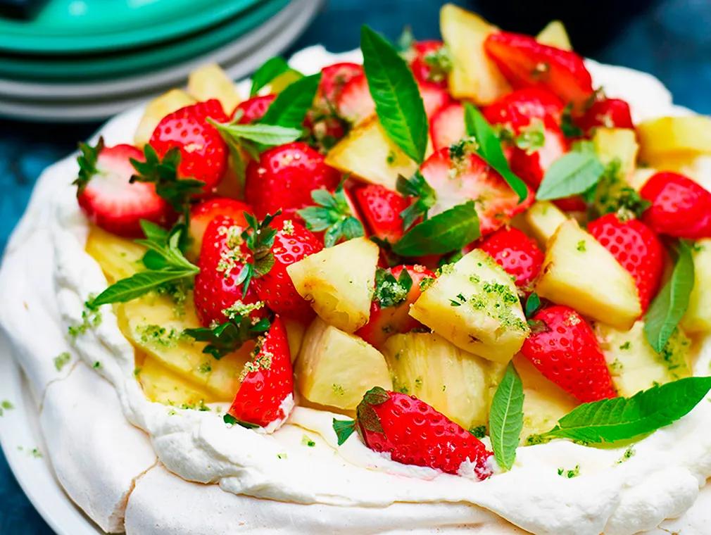 Pavlova med jordbær, sitronverbena og grillet ananas