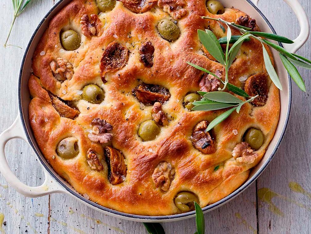 Focaccia med oliven, valnøtter og tørket fiken