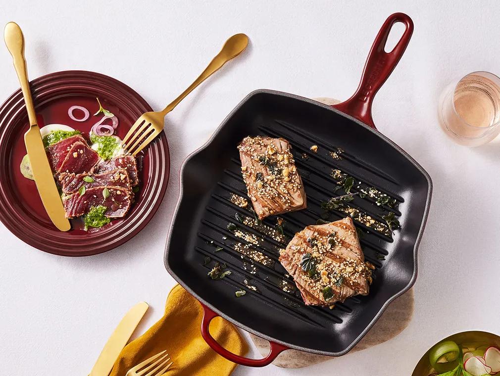 Dukkah-stekt tunfisk med pesto og creme fraiche