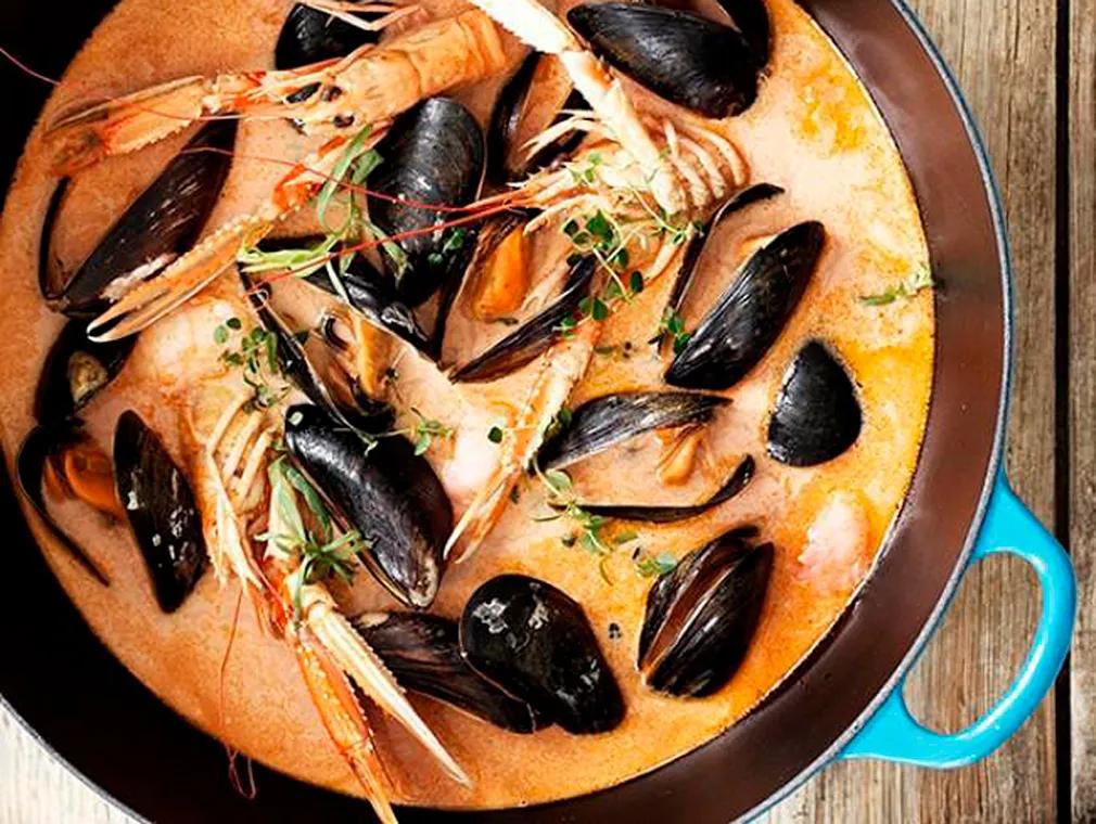 Bouillabaisse med ovnsristet brød og rouille