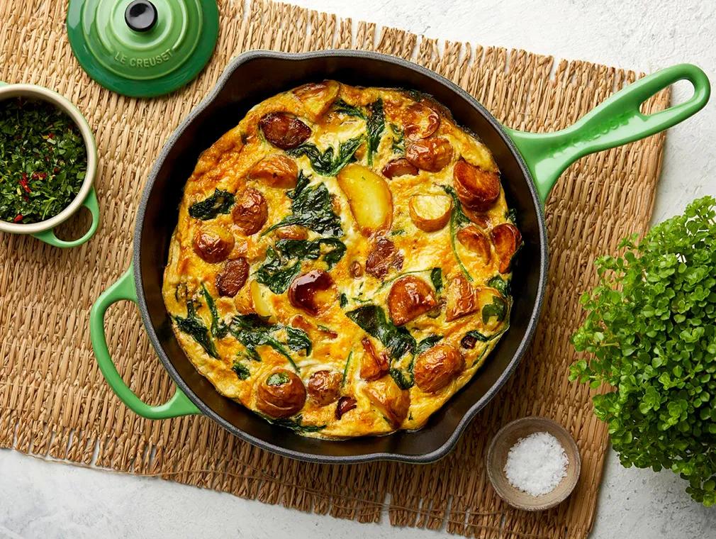 Mild frittata med konfitert hvitløk og gremolata på siden