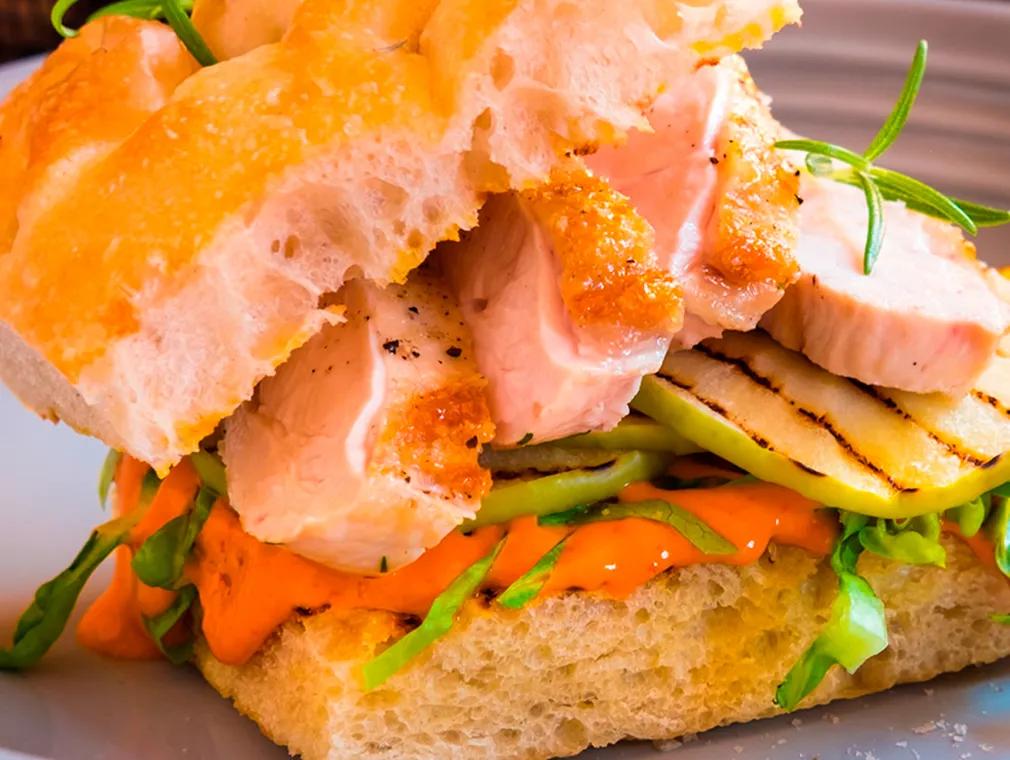 Kyllingsandwich med grillet eple og chilimajones