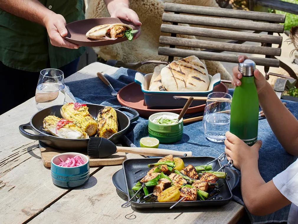 Grillede laks- og vårløkspyd med pitabrød