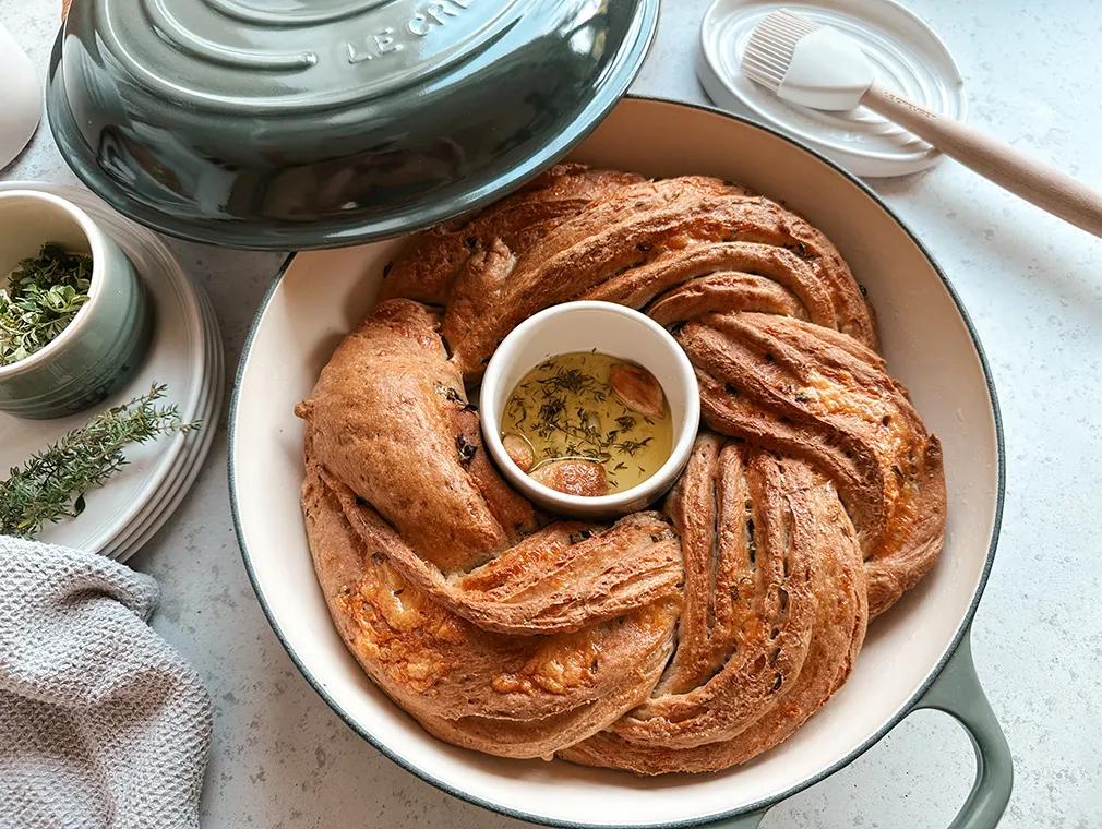 Glutenfritt flettet brød med timian og cheddar