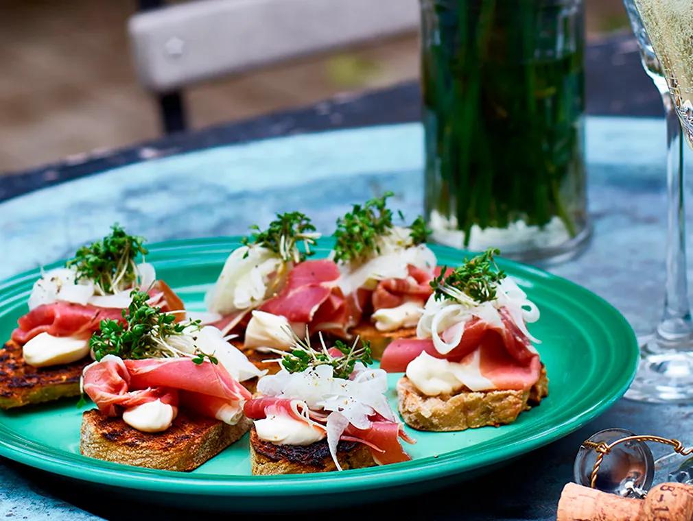 Grillet brød med skinke og syltet fennikel
