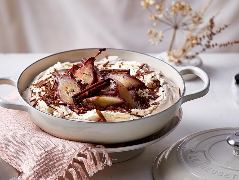 Sjokoladepavlova med rødvinsposjerte pærer