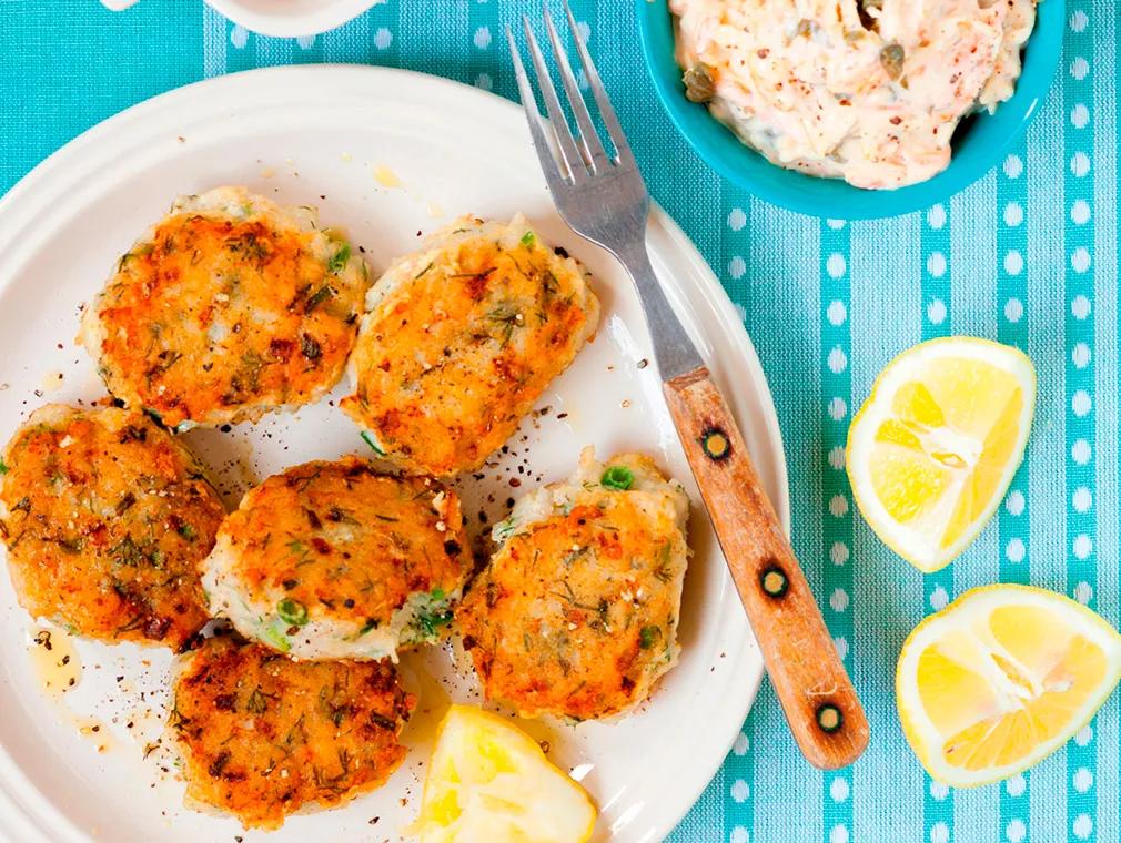 Fiskekaker med rå remulade og nypotet