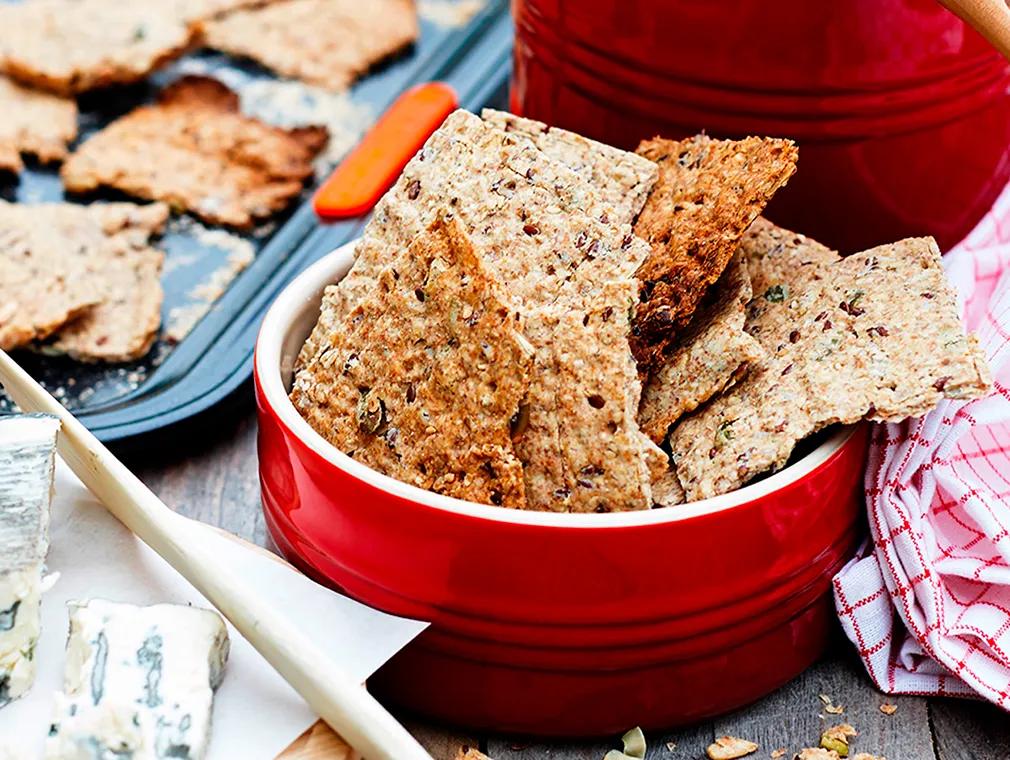 Knekkebrød med frø og kjerner