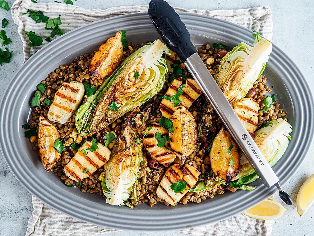 Salat med grønne linser, grillet spisskål og grillet halloumi