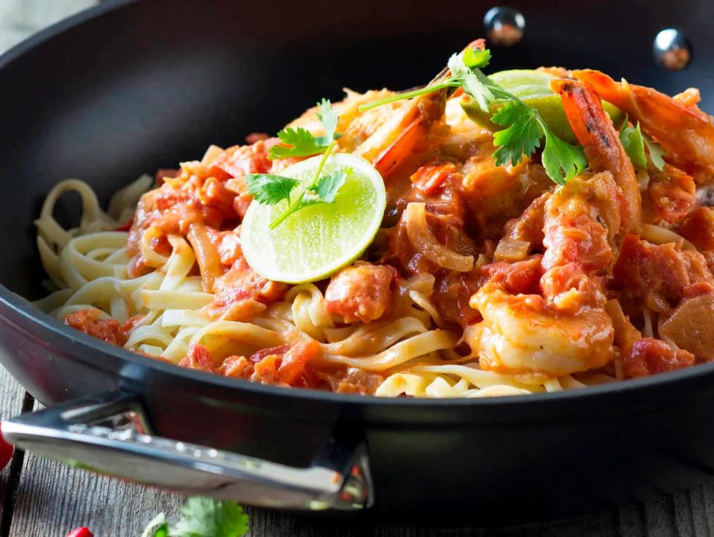 Chili- og tomatsaus med reker og fersk pasta