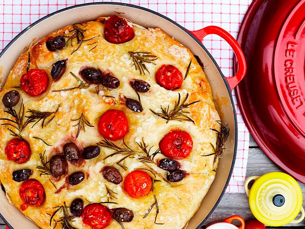 Focaccia med oliven og tomater