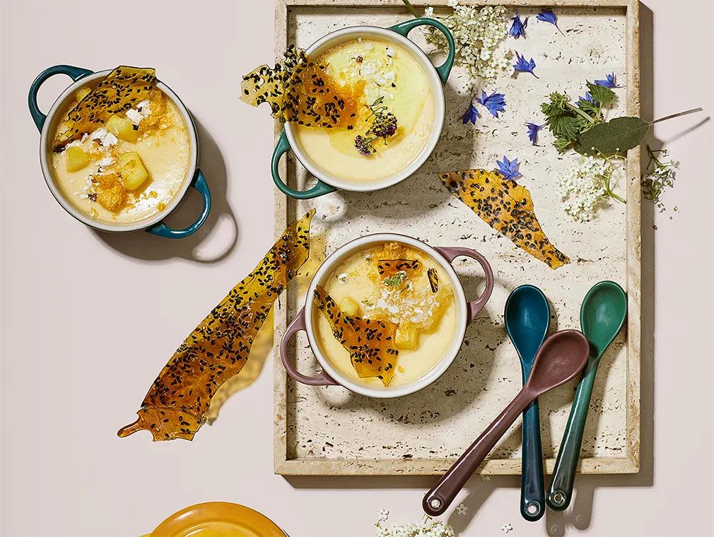 Kokosyoghurt med honningristet ananas og sesamkrokan