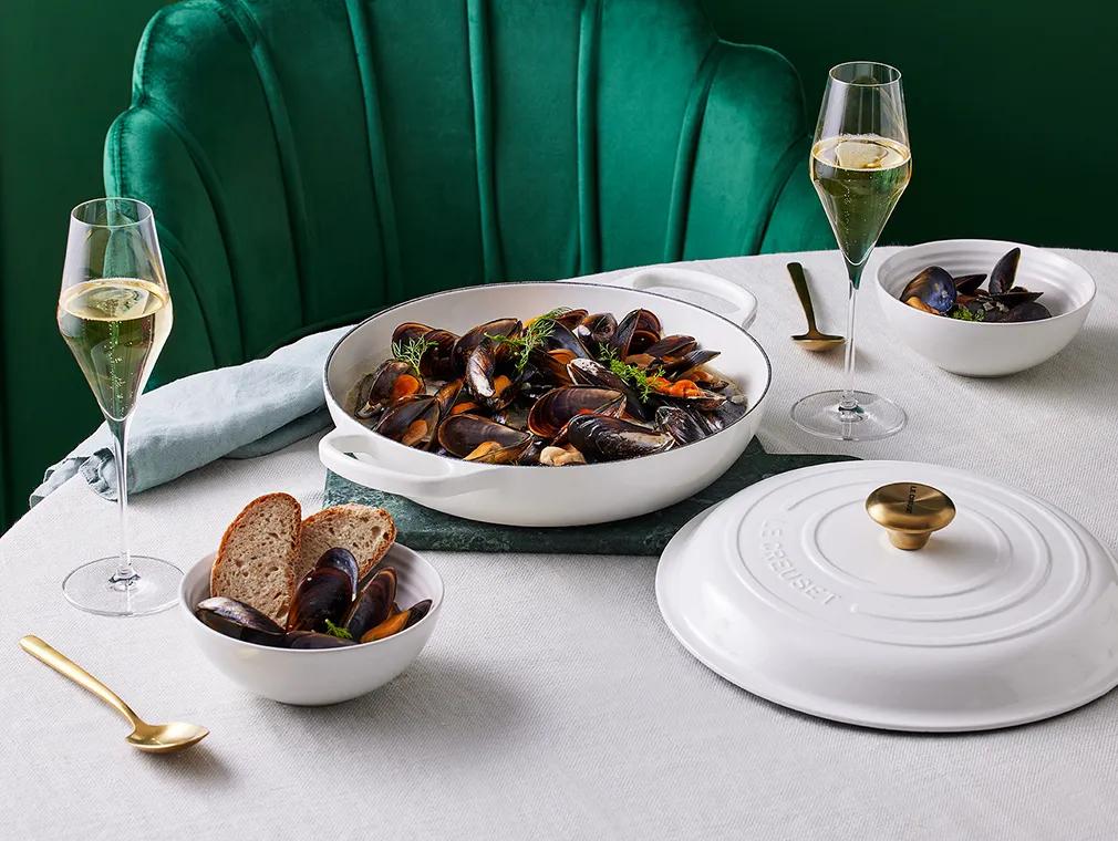 Mousserende vin og blåskjell med hvitløk