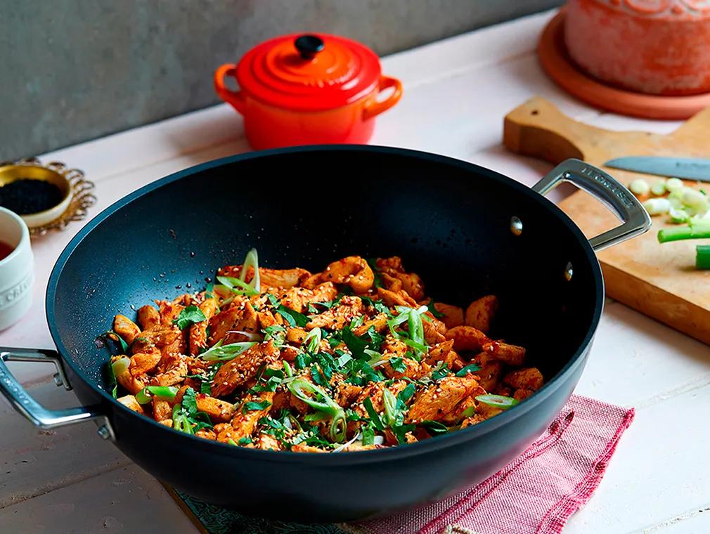 Glasert chilikylling med ristede sesamfrø og vårløk