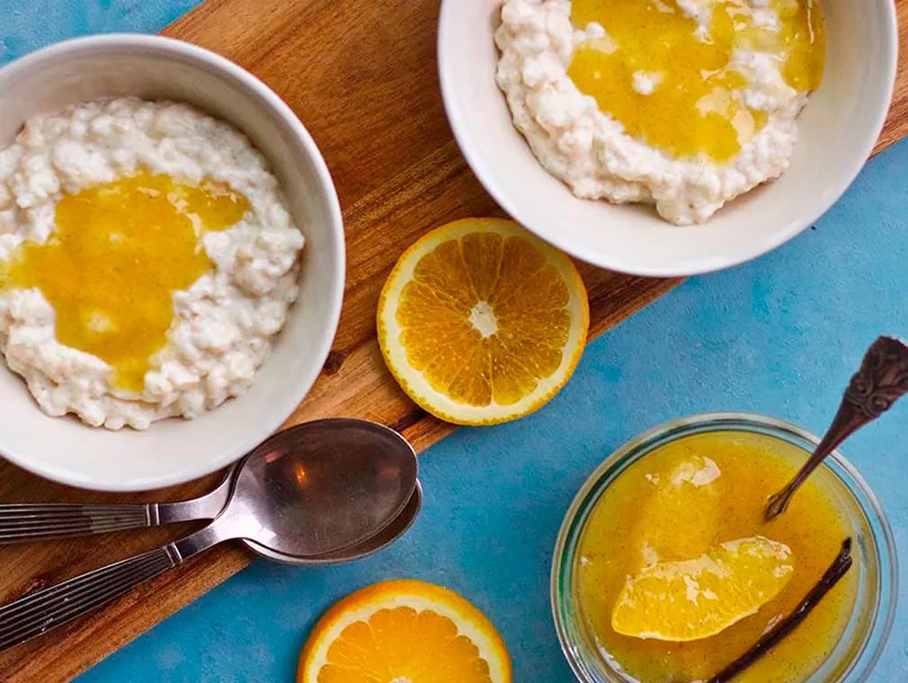 Riskrem med mandler og appelsinsaus