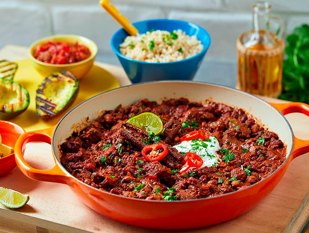 Luksus chili con carne med oksebog og grillet avokado