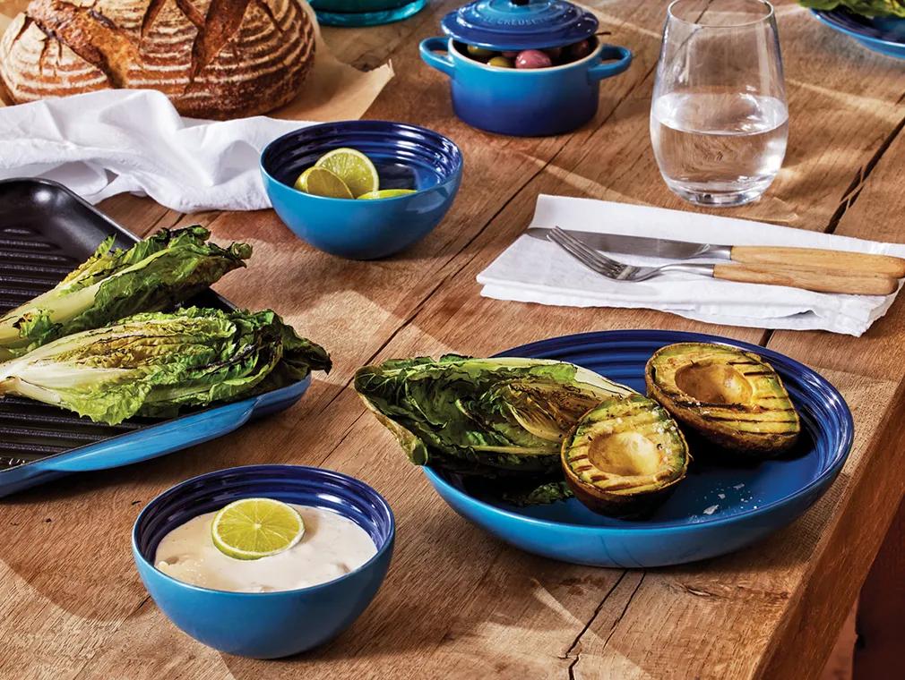 Grillet hjertesalat med avokado og crème fraiche-dressing