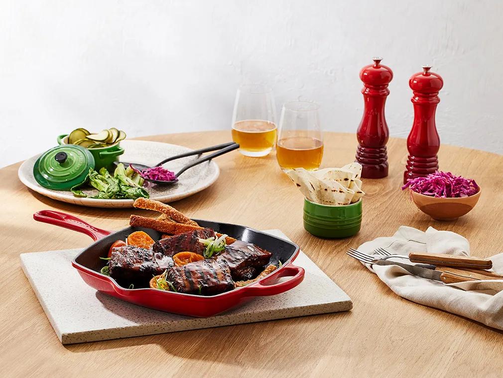 Wraps med sitrusmarinert svineside og rødkålsalat