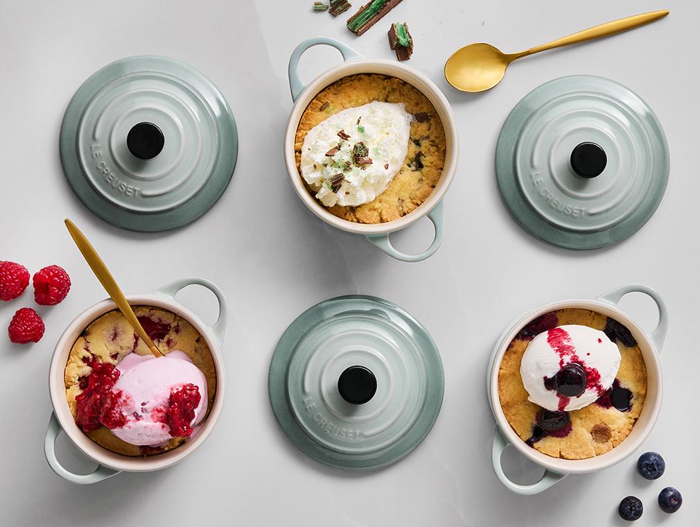 Cookies med is i minigryte med forskjellige smaksvarianter